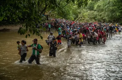 Un grupo de migrantes cruzando el Darién