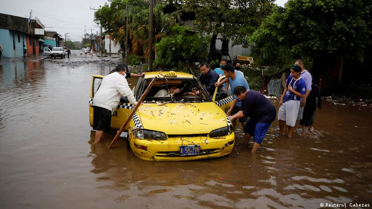 La muerte de una menor elevó a 13 la cifra de personas fallecidas en El Salvador tras siete días de emergencia por las fuertes lluvias que afectan al país