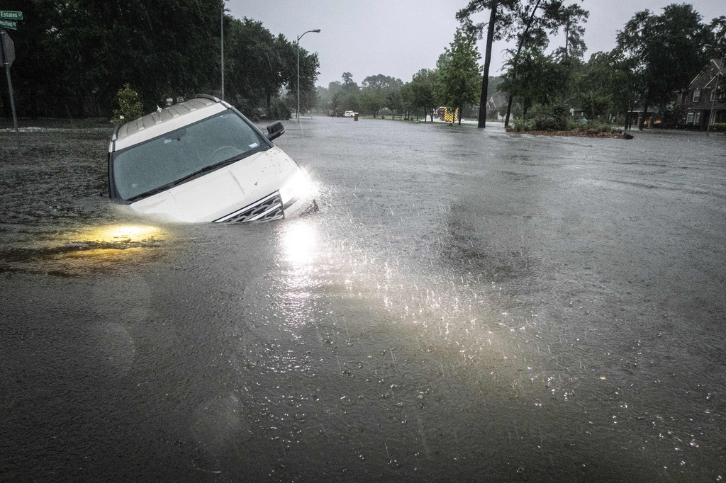 Inundaciones en Medio Oeste de EEUU dejan un muerto, un puente caído y miles de evacuados