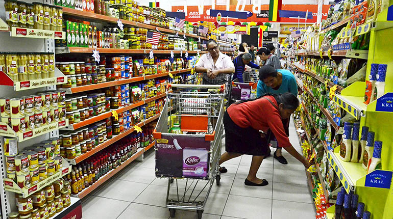 Mercados, cajeros automáticos, farmacias y estaciones de combustible colapsan en Bolivia
