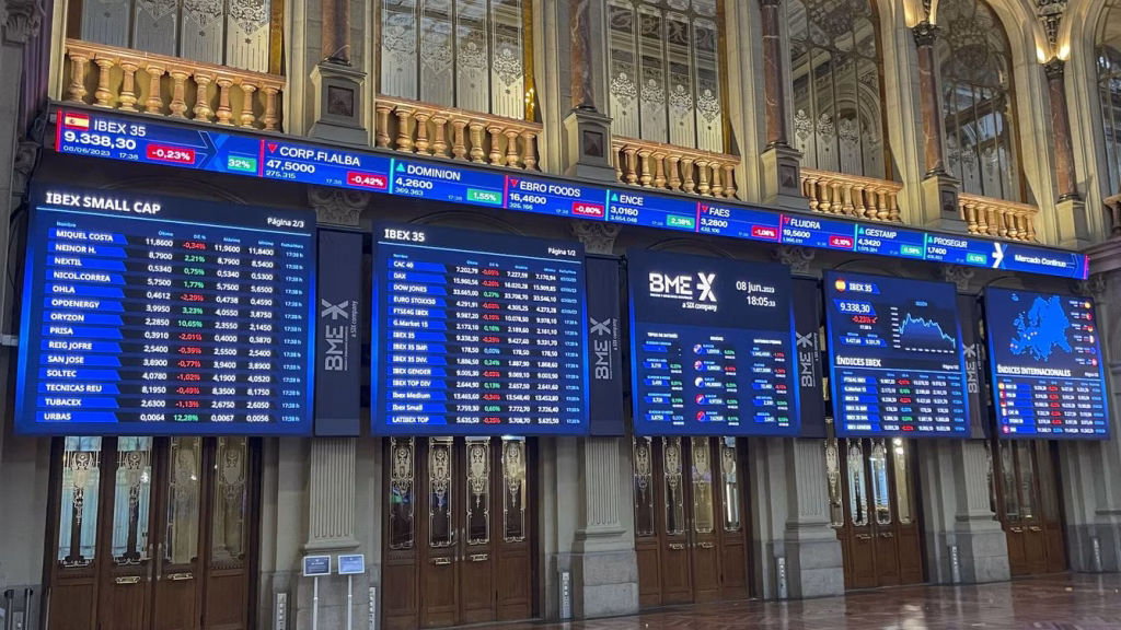 Wall Street cerró este jueves en verde una jornada sin factores de movimiento claros y con el mercado pendiente a que la Reserva Federal