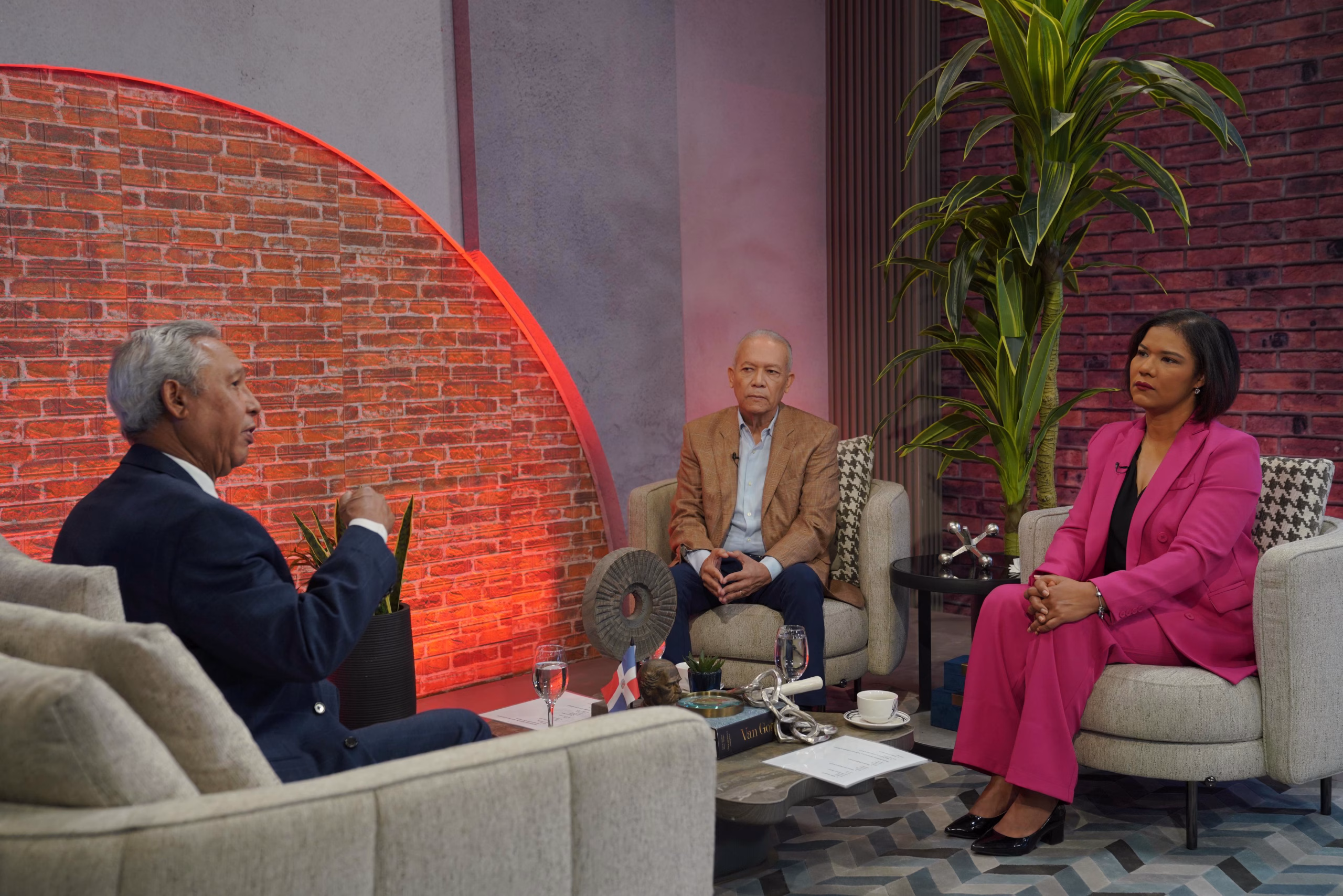 Isidoro Santana cree necesaria una reforma fiscal; dice es clave un aumento de la presión tributaria