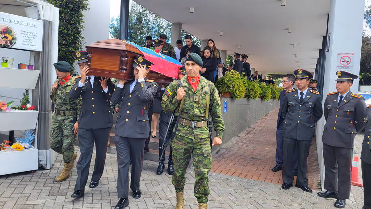 Familiares de soldado hallada muerta en Ecuador advierten fue asesinada en cuartel