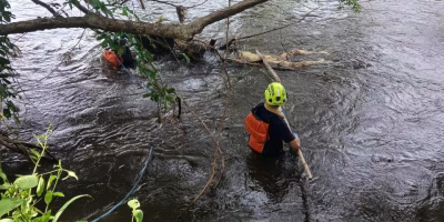 Autoridades mientras rescatan cuerpo del niño