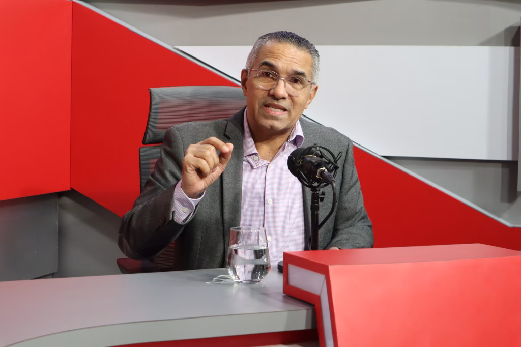 Néstor Estévez, locutor y periodista. (Foto Luis Ángel Montero).