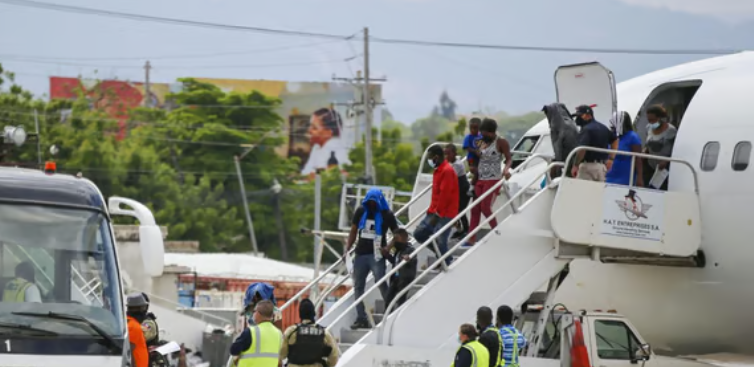 Haitianos mientras son deportados