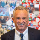 Robert F. Kennedy Jr. alaba la salida de Biden y acusa al partido de ocultar su deterioro