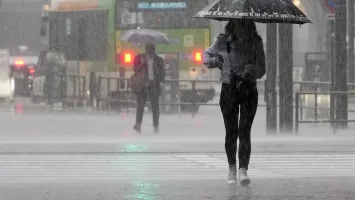 Tormenta avanza hacia Tokio entre advertencias de inundaciones