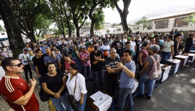 Venezolanos que acudieron a ejercer su derecho al voto.