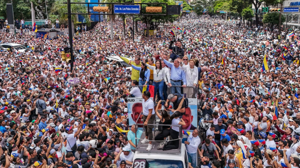 Edmundo González Urrutia y la líder de oposición, María Corina Machado durante una actividad política.