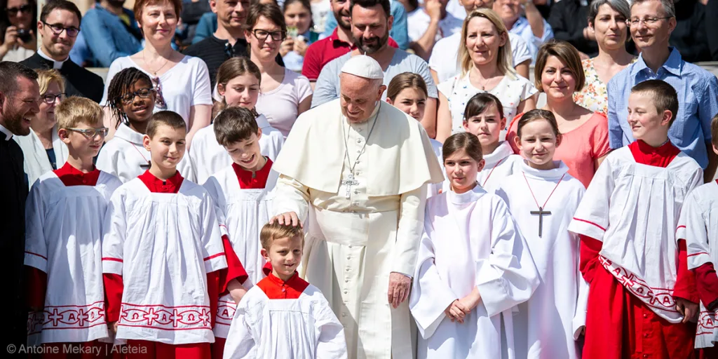 El papa Francisco recibió este martes en una audiencia en la plaza San Pedro a decenas de miles de niños