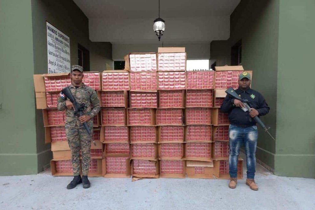 La Armada intercepta una embarcación con 294,200 cigarrillos de contrabando en Montecristi