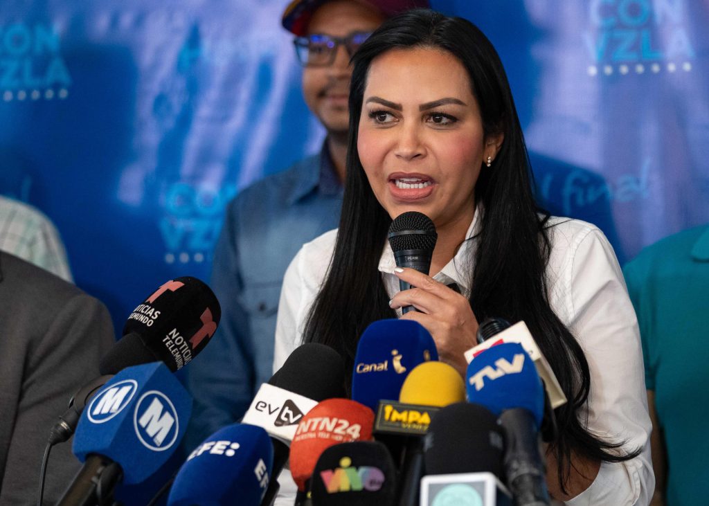 La exdiputada de la Asamblea Nacional de Venezuela, Delsa Solórzano, habla durante una rueda de prensa este viernes, en Caracas (Venezuela).