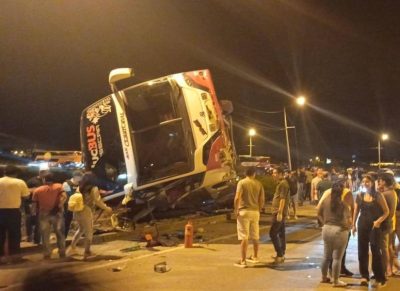 Un fallecido y 19 heridos al volcarse un autobús