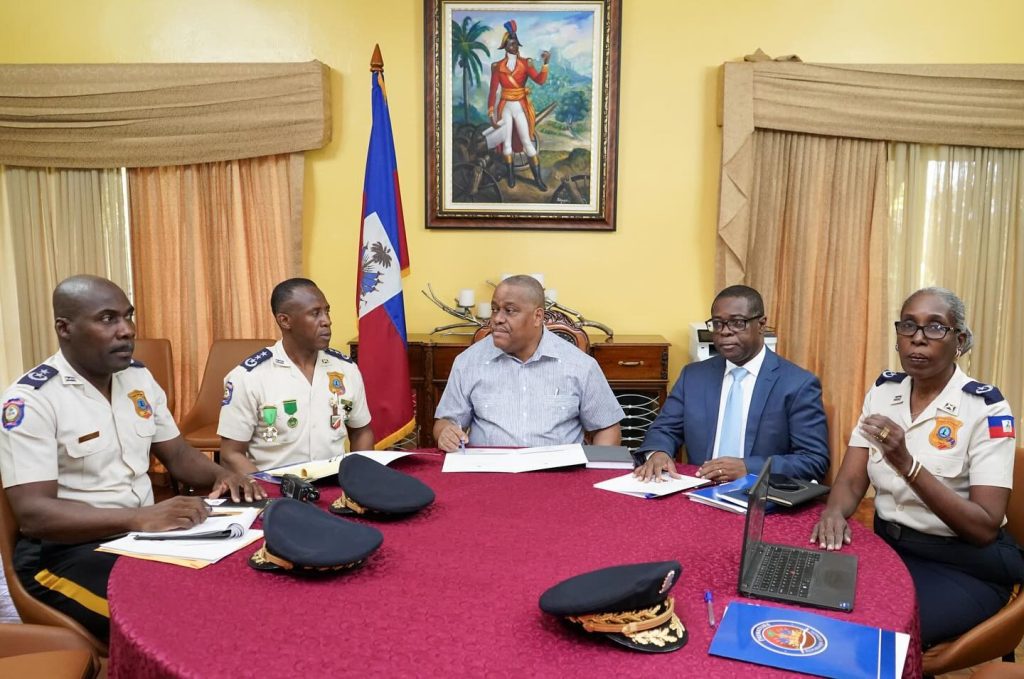 Garry Conille, primer ministro haitiano reunido con la Policía Nacional