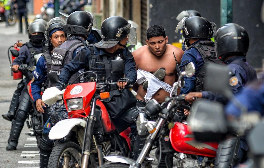 Un hombre es conducido por la PN de Venezuela