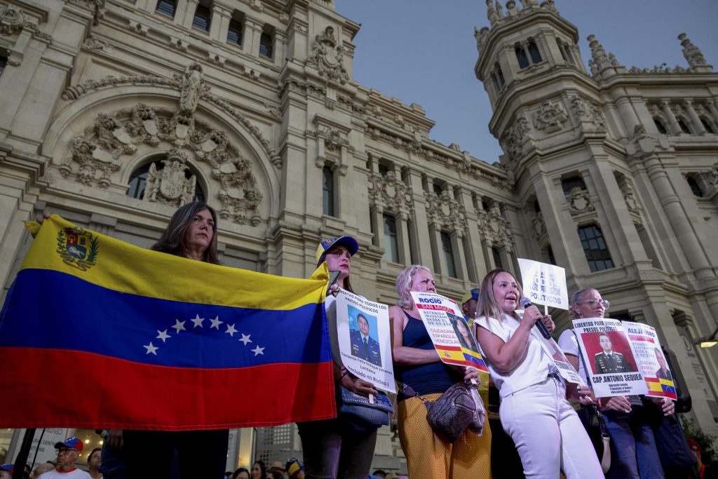 Grupo de manifestándose en protesta de Madrid. (Foto: fuente externa)