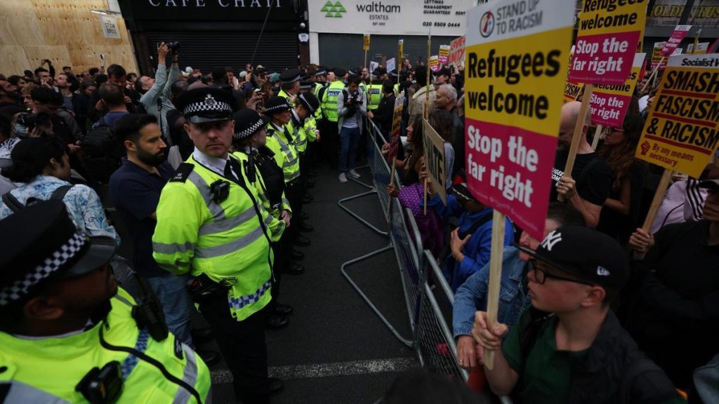 Policías frente a manifestantes en protesta de Reino Unidos.
