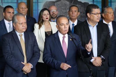 El gobernador del estado venezolano de Zulia (oeste), el antichavista Manuel Rosales (c), habla junto al secretario general del opositor Movimiento Por Venezuela (MPV), Simón Calzadilla (d), este miércoles, en Caracas (Venezuela).