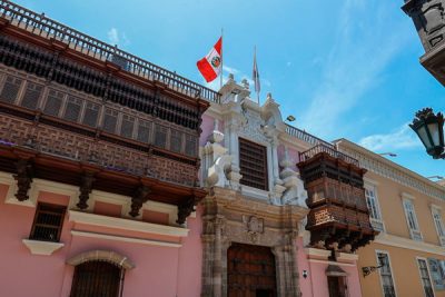 Fachada de la cancillería de Perú