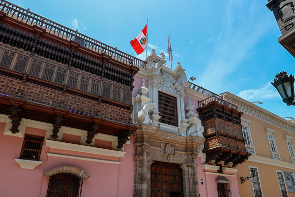 Fachada de la cancillería de Perú