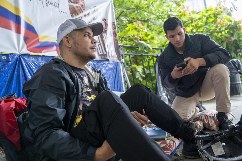 Los venezolanos Franklin Gómez (i) de 33 años, y Daniel Prado (d) de 28 años, se manifiestan durante una huelga de hambre este jueves frente a la sede de Naciones Unidas en Nueva York (EE.UU.).