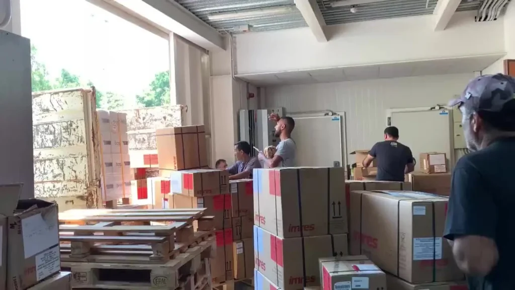 Almacén Central de Medicamentos en Beirut lleva suministros a hospitales