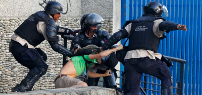 Policía aplica a "represión" ciudadano en Venezuela"