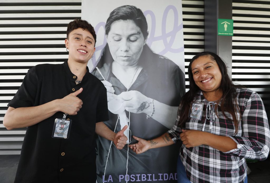 Las beneficiarias del programa 'Conciencia y oportunidades para mujeres privadas de la libertad', Liz (i) y Chio, participan durante una rueda de prensa