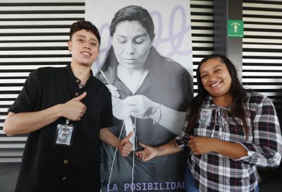 Las beneficiarias del programa 'Conciencia y oportunidades para mujeres privadas de la libertad', Liz (i) y Chio, participan durante una rueda de prensa