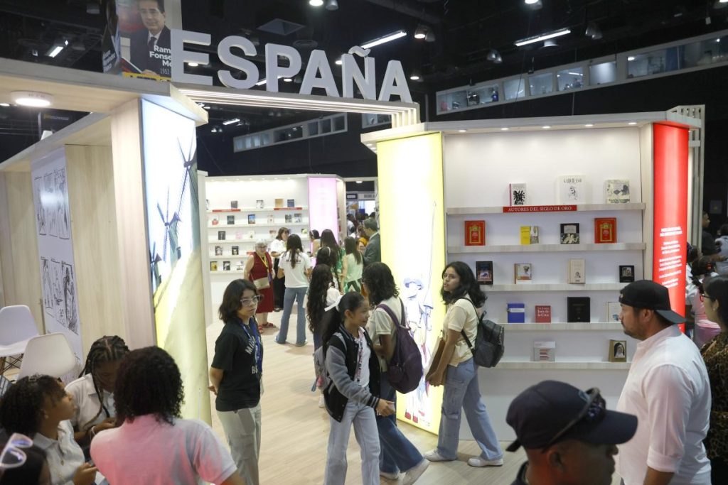 Varias personas visitan Feria del libro en Panamá