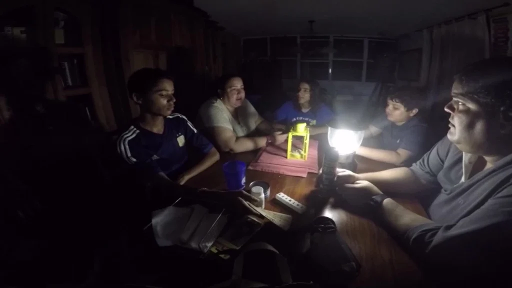 Más de 100 mil clientes se quedan sin luz en Puerto Rico