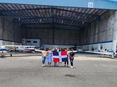 Controladora aérea, despachadora de vuelo y piloto privado, Marina Rosario; controladora aérea y periodista, Olga Pérez; Piloto comercial e instructora de vuelo Diana Dominguez; piloto privado y desarrolladora Yanibell Rodríguez, Controladora aerea, tripulante de cabina, piloto privado y odontologa, Amalia Jiménez; piloto privado Miguelanny Vargas.