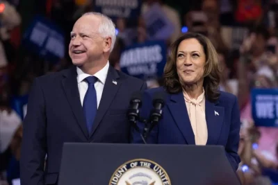 Kamala Harris junto a su compañero de fórmula, el gobernador Tim Walz