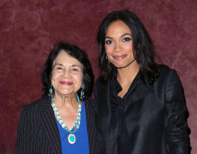 Dolores Huertas y Rosario Dawson