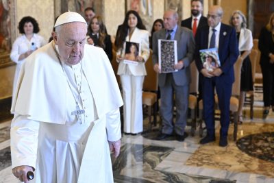 El papa Francisco lamentó que el Líbano esté pagando las tensiones en Oriente Medio y pidió que "siga siendo un proyecto de paz", al recibir este lunes a los familiares de las víctimas de la explosión en el puerto de Beirut hace cuatro años.