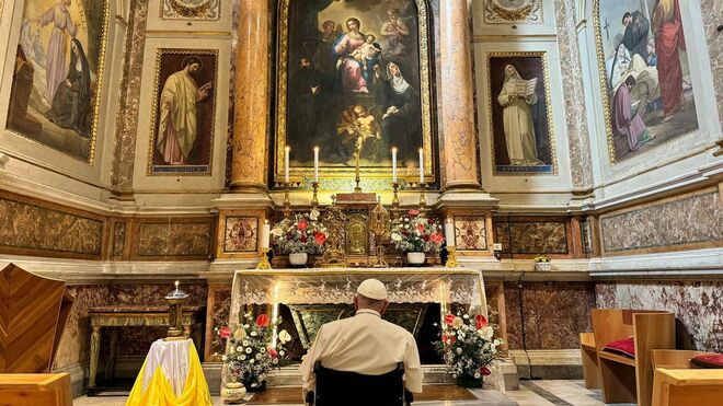 El papa Francisco mientras reza ante los restos de santa Mónica