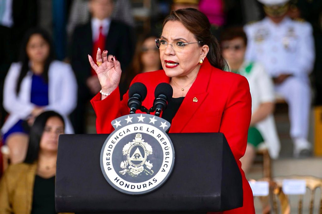 La presidenta de Honduras ordena "denunciar" tratado de extradición con Estados Unidos