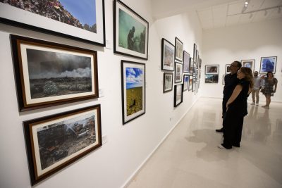 Personas observan una exposición en la undécima edición del Festival Internacional Photoimagen 2024, en Santo Domingo (República Dominicana).