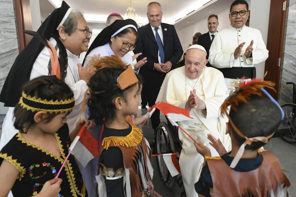 El papa Francisco saludó este martes, a su llegada a la nunciatura de Yakarta, a un grupo de refugiados acogidos por el Servicio Jesuita a Refugiados, niños huérfanos criados por monjas dominicas y ancianos. Foto/EFE