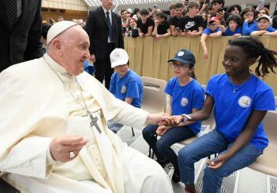 El papa anima a jóvenes a discutir entre ellos, durante un encuentro en Yakarta