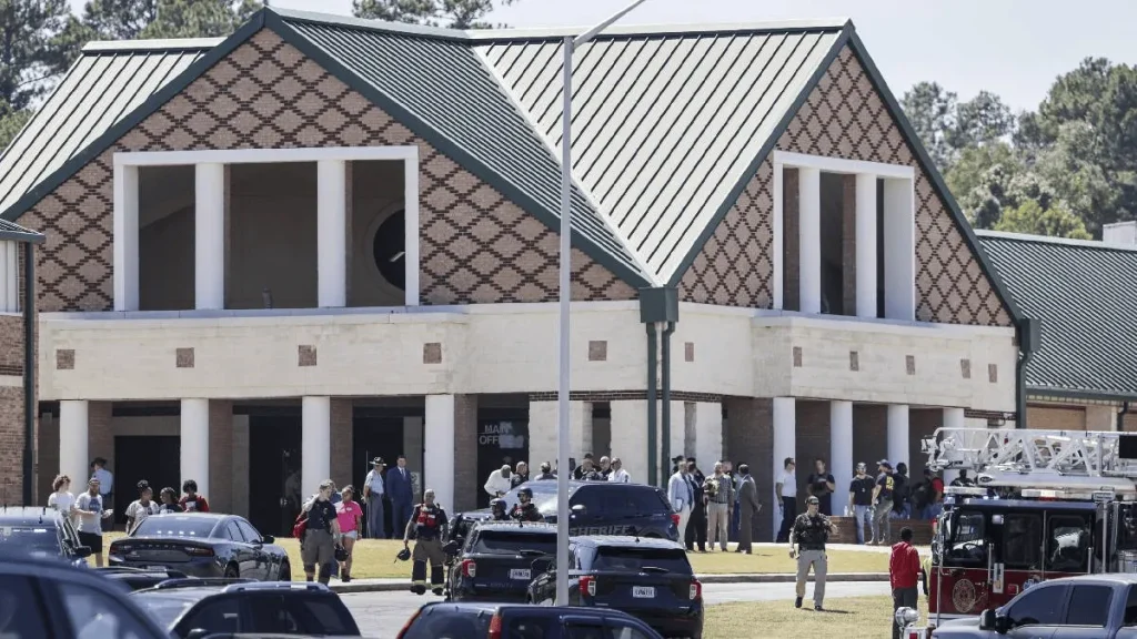 Detienen y acusan de homicidio involuntario al padre del autor del tiroteo de Georgia