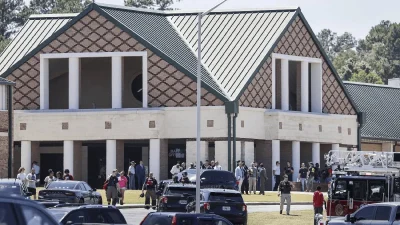 Detienen y acusan de homicidio involuntario al padre del autor del tiroteo de Georgia