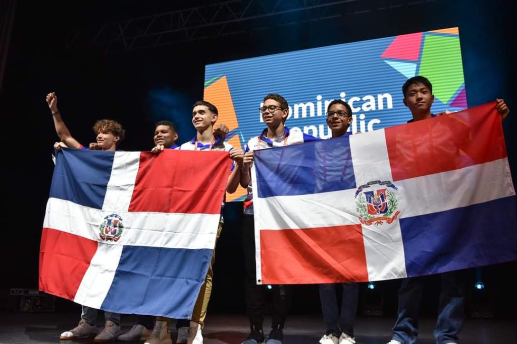 Delegación de estudiantes dominicanos en IMO 2024