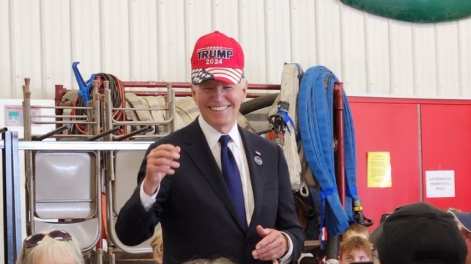 El presidente Joe Biden con una gorra del expresidente Trump