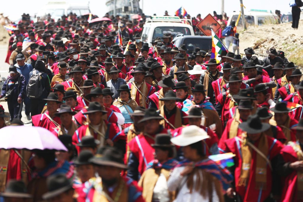 Personas afines a Evo Morales durante marcha