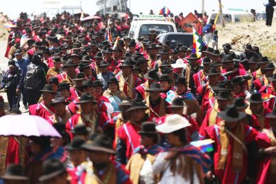 Personas afines a Evo Morales durante marcha