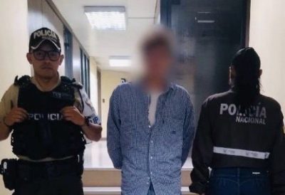 Hombre detenido es conducido por las autoridades de Ecuador