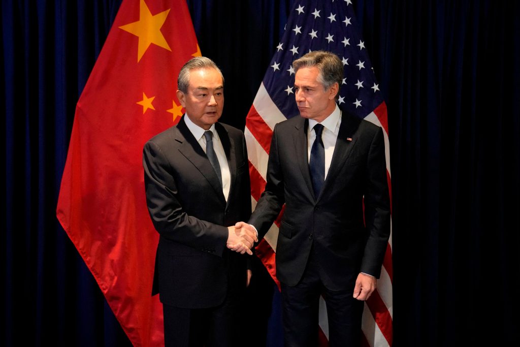 Wang Yi y Antony Blinken