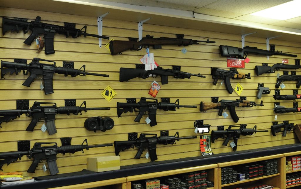 Los fabricantes de armas acusados, encabezados por Smith & Wesson, pidieron al Supremo que revierta esa decisión de una corte inferior